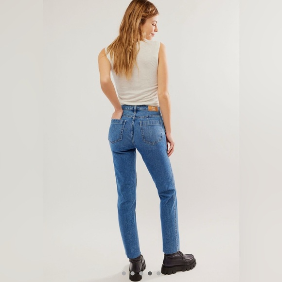Free People CRVY stovepipe Leg Denim with Subtle Fading SOLD OUT NWT RARE Sz 35 - Picture 3 of 7